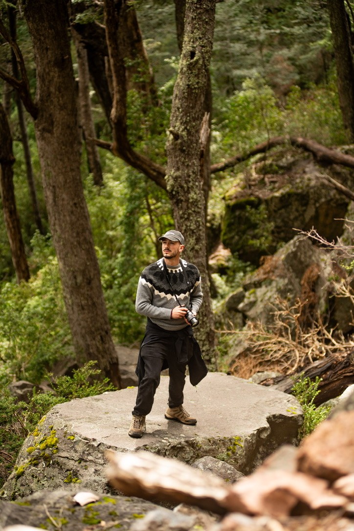 Lucas con una cámara de fotos en un bosque