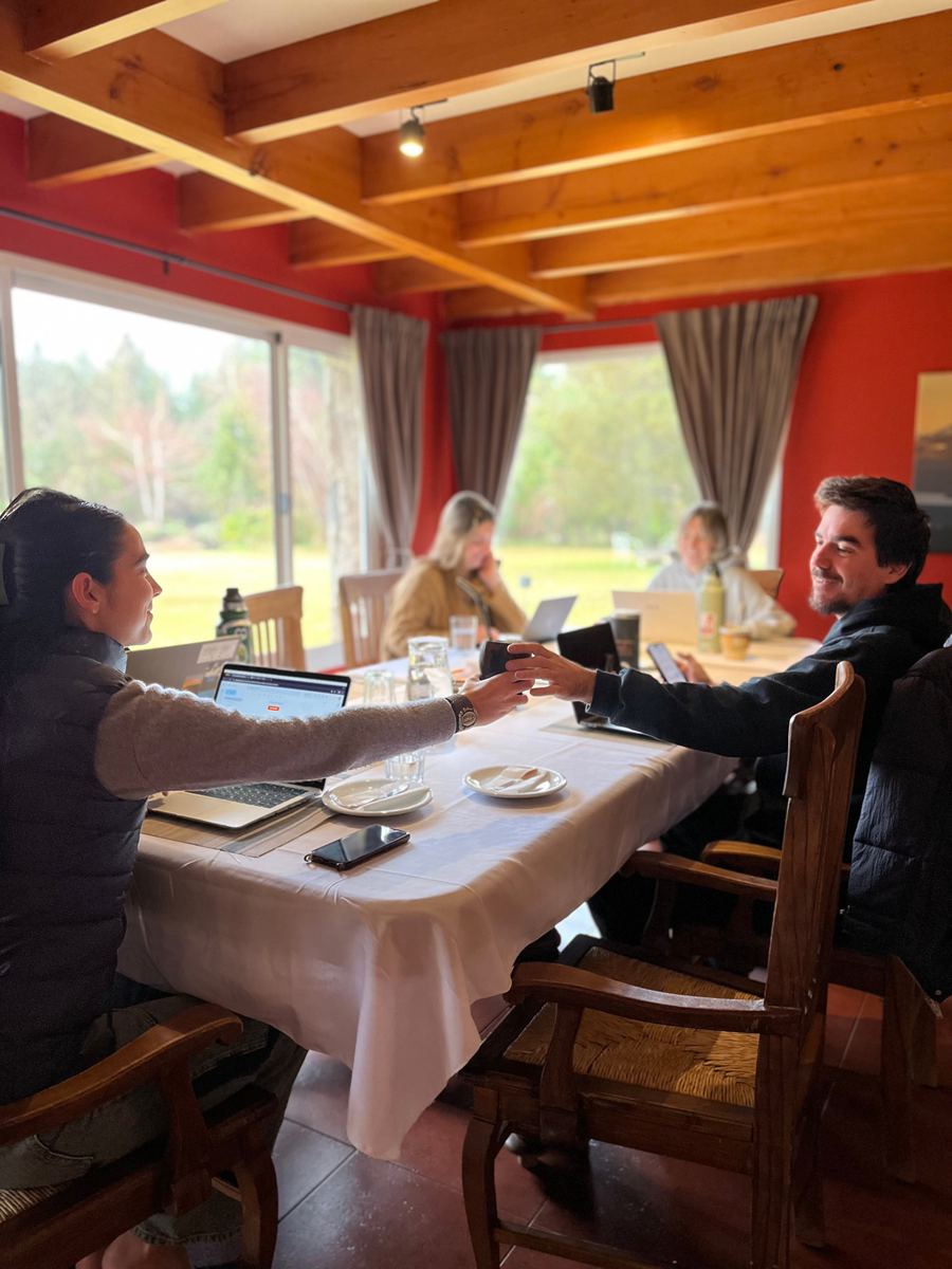 Personas trabajando con sus computadoras en el comedor del refugio