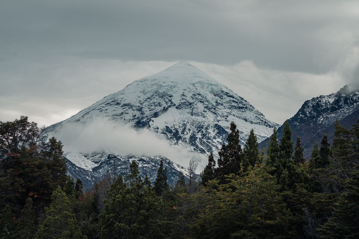 Volcán Lanín nevado entre nubes