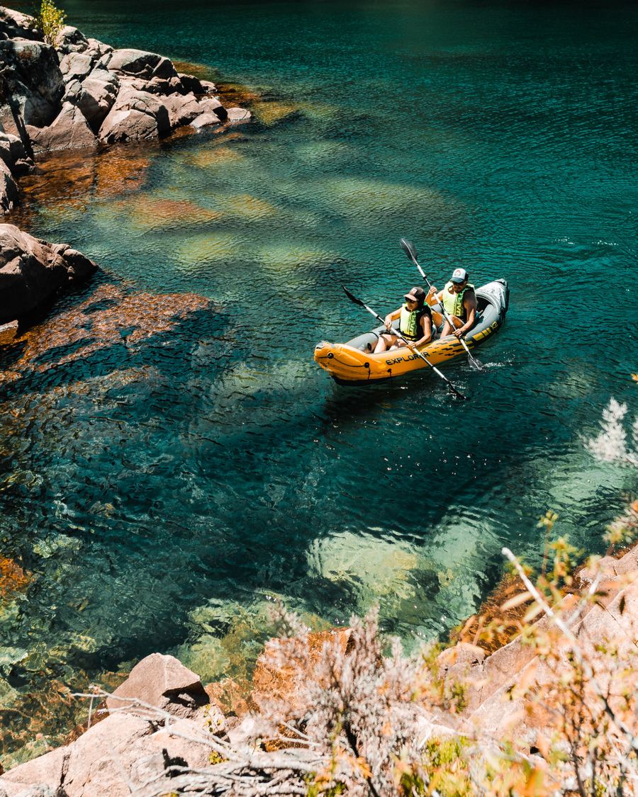 Kayak en aguas turquesas