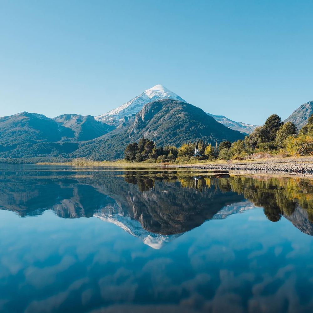 Volcán reflejado en un lago